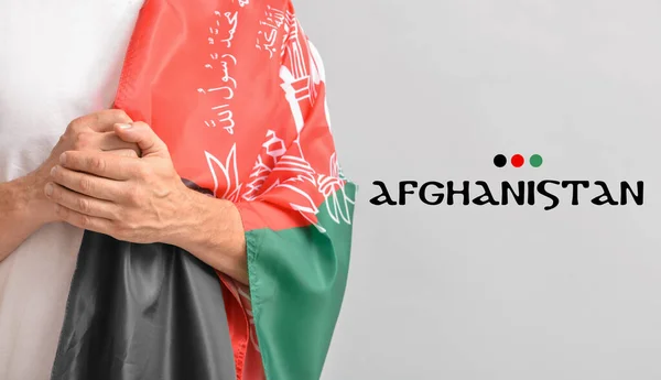 Homem Com Bandeira Texto Afeganistão Sobre Fundo Cinza — Fotografia de Stock
