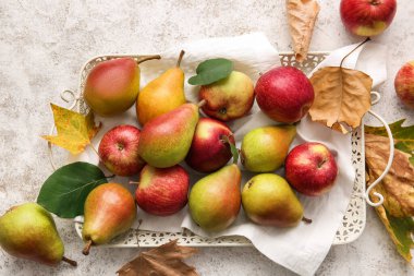 Olgun armutlu tepsi ve hafif armutlu elmalar