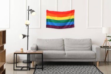 LGBT bayrağıyla modern oturma odası.
