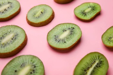 Renkli arka planda taze kivi meyvesi dilimleri