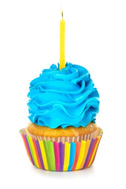 Beyaz arka planda yanan mumu olan lezzetli bir doğum günü keki.