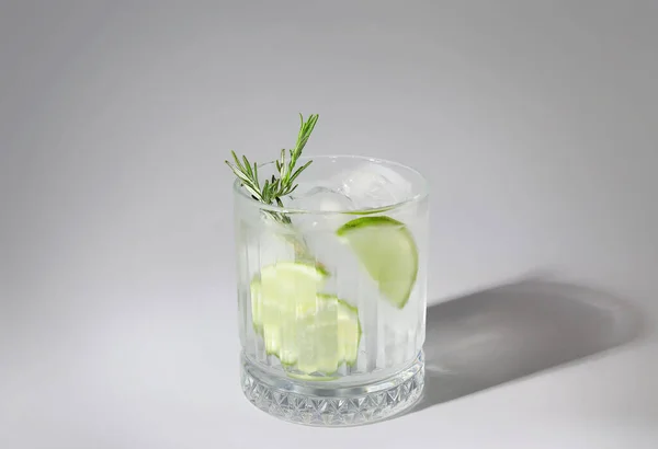 Glas Koude Gin Tonic Witte Achtergrond — Stockfoto