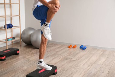 Spor salonunda eğitim sportif genç adam