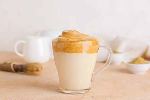 Tazza Vetro Gustosa Dalgona Hojicha Latte Sul Tavolo — Foto Stock