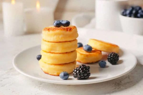 Plate Cottage Cheese Pancakes Berries Table Closeup — Stock Photo, Image