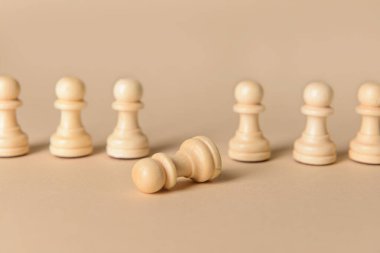 Renkli arka planda satranç taşları. İşten çıkarma kavramı