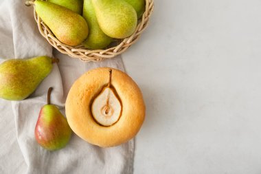 Armutlu turta ve taze meyveli sepet.