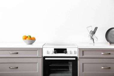 Mutfakta elektrikli fırın olan modern tezgah.