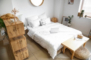 Rahat yataklı şık bir oda.