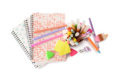Beyaz arkaplanda farklı kırtasiye malzemeleri