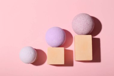 Renkli arkaplanda lavanta banyosu bombaları olan kompozisyon