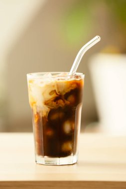 Masada bir bardak buzlu kahve, yakın plan.