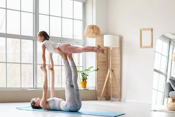 Little Girl Her Mother Practicing Yoga Home — Stock Photo, Image