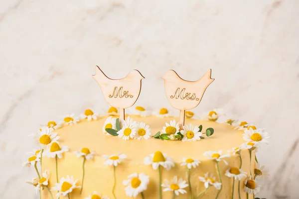 Ízletes Esküvői Torta Fából Készült Madarakkal Szöveges Mrs Fényre Háttérrel — Stock Fotó