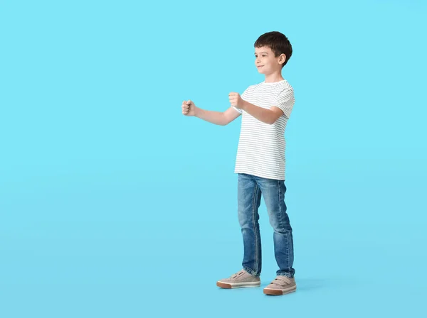 Menino Bonito Com Volante Imaginário Fundo Cor — Fotografia de Stock