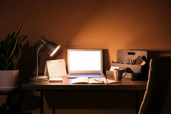 Moderno Lugar Trabajo Con Computadora Lámpara Brillante Cerca Pared Color — Foto de Stock