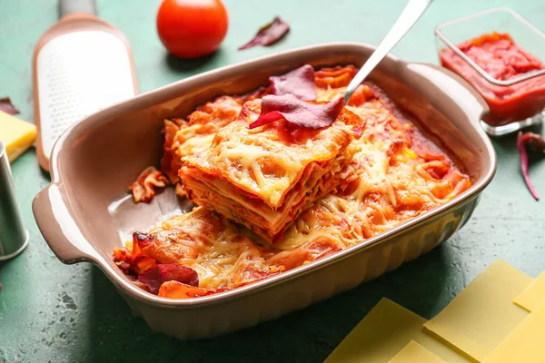 Prato Assar Com Deliciosa Lasanha Molho Tomate Mesa Cores — Fotografia de Stock