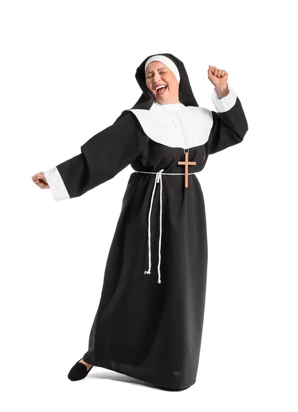Счастливая Взрослая Монахиня Танцует Белом Фоне — стоковое фото
