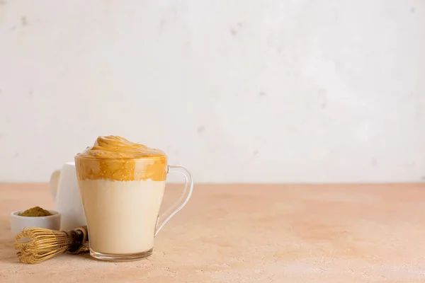 Tazza Vetro Gustosa Dalgona Hojicha Latte Chasen Sul Tavolo — Foto Stock