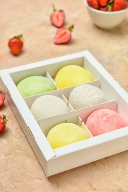 Lezzetli Japon mochi ve çilekli kutu. Renkli arka plan, yakın plan.
