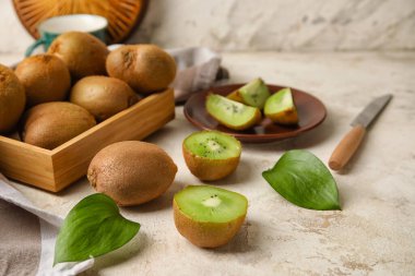 Grunge arka planında taze kivi meyvesi