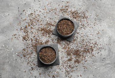 Arkaplanda bir kase sek hojicha yeşil çay.