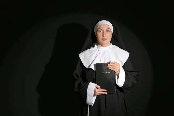 Mature Nun Holy Bible Dark Background — Stock Photo, Image
