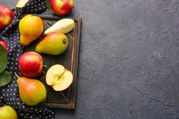 Wooden Board Ripe Pears Apples Dark Background — Stock Photo, Image