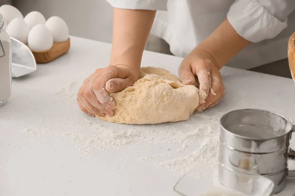 Köchin Bereitet Teig Auf Küchentisch Nahaufnahme — Stockfoto