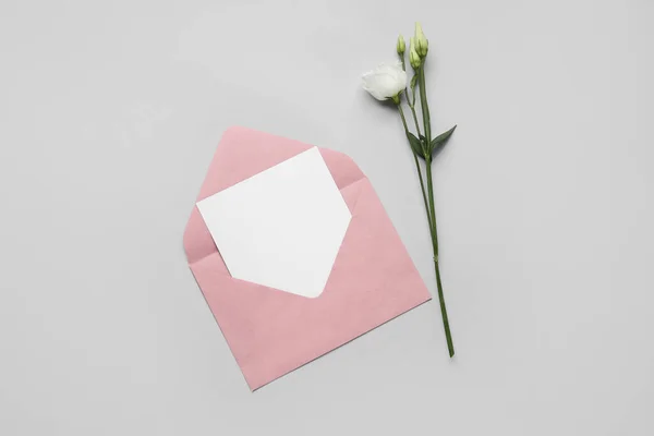 Envelop Met Blanco Kaart Bloemen Lichte Ondergrond — Stockfoto