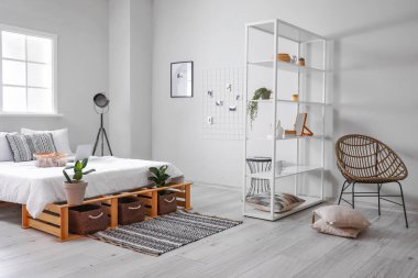 Kitap rafı olan şık bir yatak odası.