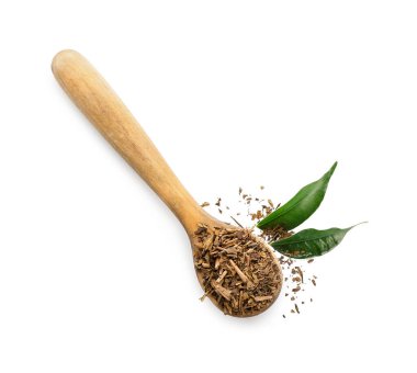 Beyaz arka planda kuru hojicha yeşil çay kaşığı.