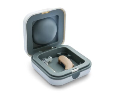 Beyaz arka plan üzerinde işitme cihazı ile kutu