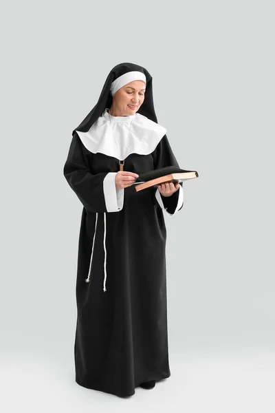 Mature Nun Holy Bible Light Background — Stock Photo, Image