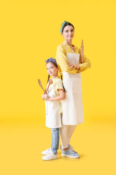 Joven Madre Hija Con Utensilios Cocina Sobre Fondo Color — Foto de Stock