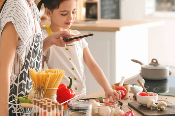 Daughter Mother Mobile Phone Taking Picture Tasty Pizza Kitchen — Stock Photo, Image