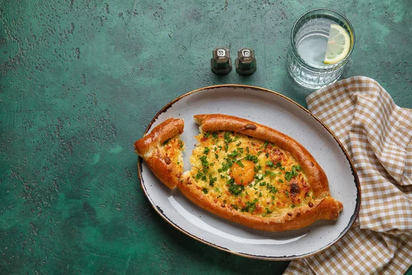 Placa Com Saboroso Ajarian Khachapuri Vidro Água Fundo Cor — Fotografia de Stock