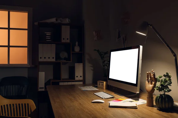 Modern Workplace Computer Dark Room — Stock Photo, Image