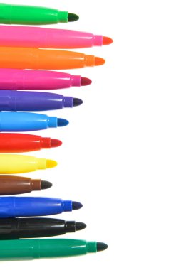 Beyaz arkaplanda renkli işaretler