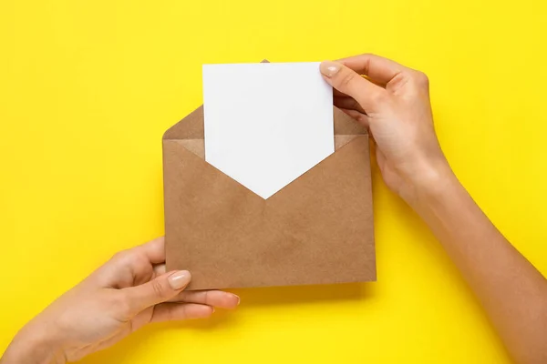 Manos Femeninas Con Sobre Tarjeta Blanco Sobre Fondo Color — Foto de Stock