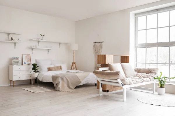 Interieur Des Stilvollen Zimmers Mit Bequemem Bett — Stockfoto