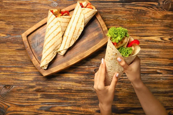 Woman Tasty Fajitas Wooden Background — Stock Photo, Image