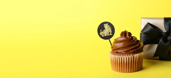 Tasty Cupcake New Year 2022 Celebration Gift Color Background Space — 스톡 사진