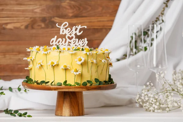 Stand Delicious Wedding Cake Text Best Day Ever White Wooden — Stock Photo, Image