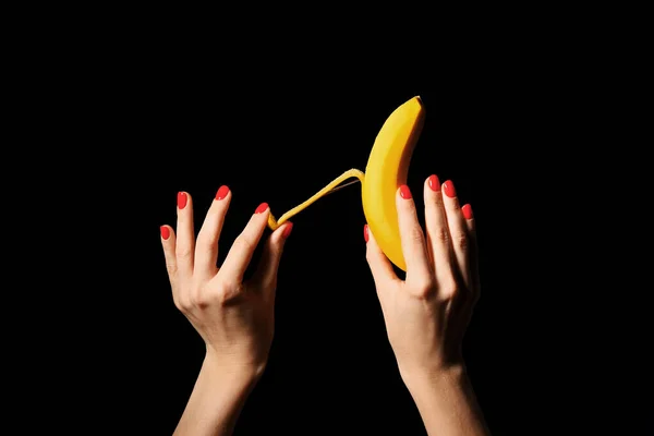 Mujer Con Hermosa Manicura Pelando Plátano Sobre Fondo Oscuro — Foto de Stock