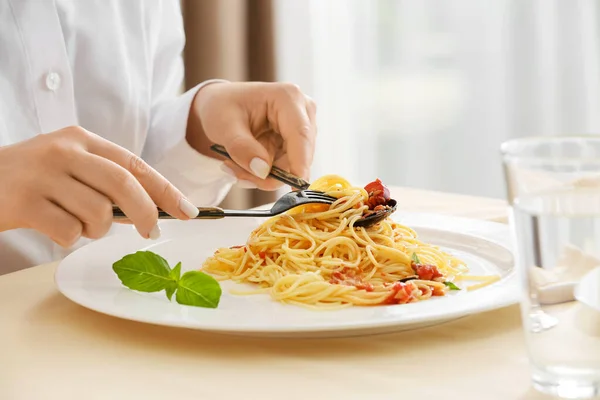 Mujer Comiendo Sabrosa Pasta Puttanesca Mesa Restaurante Primer Plano — Foto de Stock