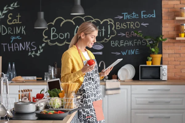 Jovem Dona Casa Com Tablet Computador Cozinhar Cozinha Casa — Fotografia de Stock