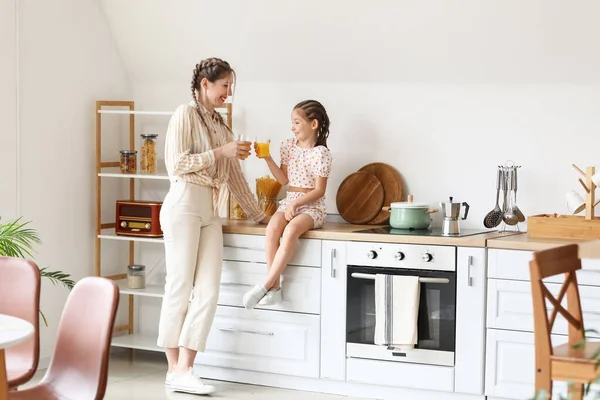 Menina Sua Mãe Bebendo Suco Cozinha — Fotografia de Stock