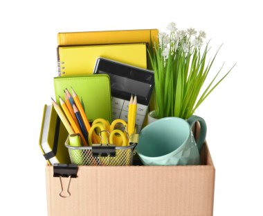 Beyaz arka planda kişisel eşyaları olan bir kutu. İşten çıkarma kavramı