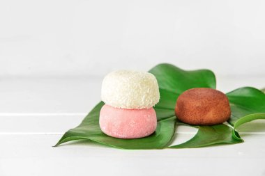 Lezzetli Japon mochi 'si ve arka planda palmiye yaprağı